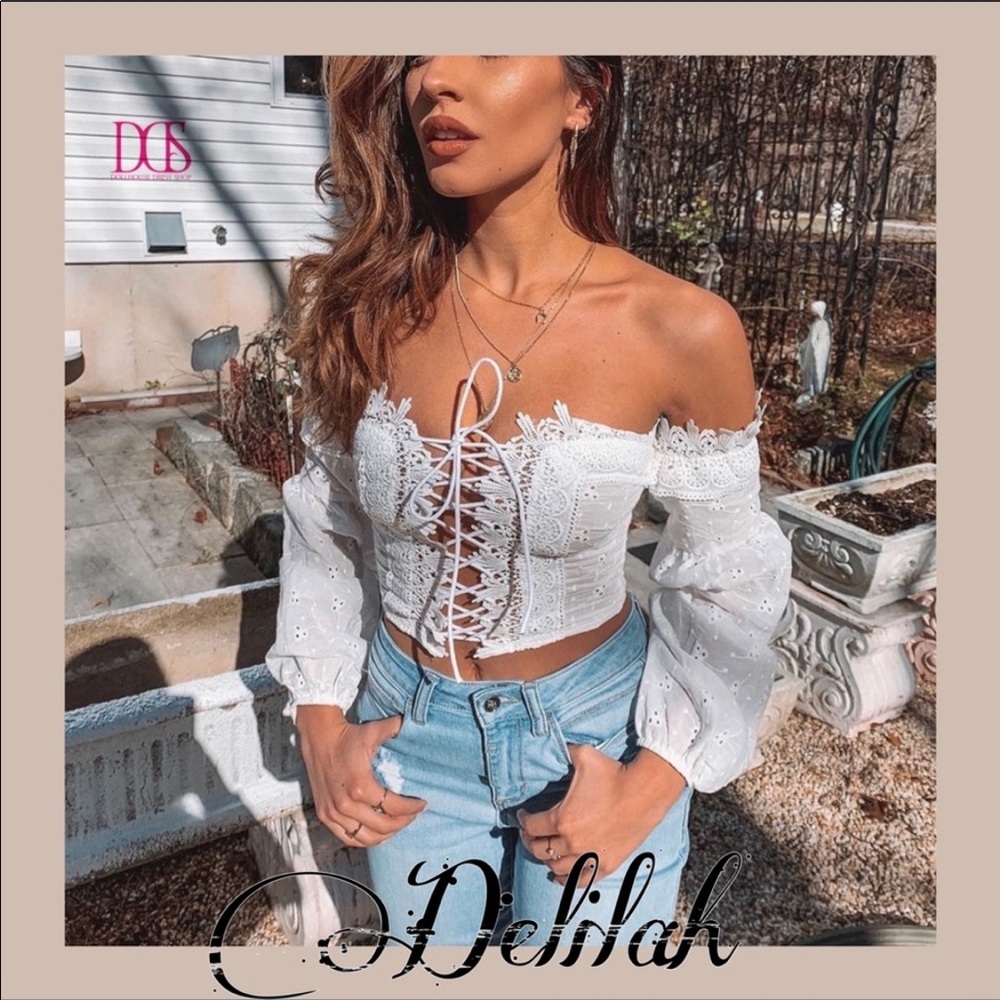 🔥 5 ⭐️ Delilah - White Off Shoulders Crop Top - Picture 1 of 8